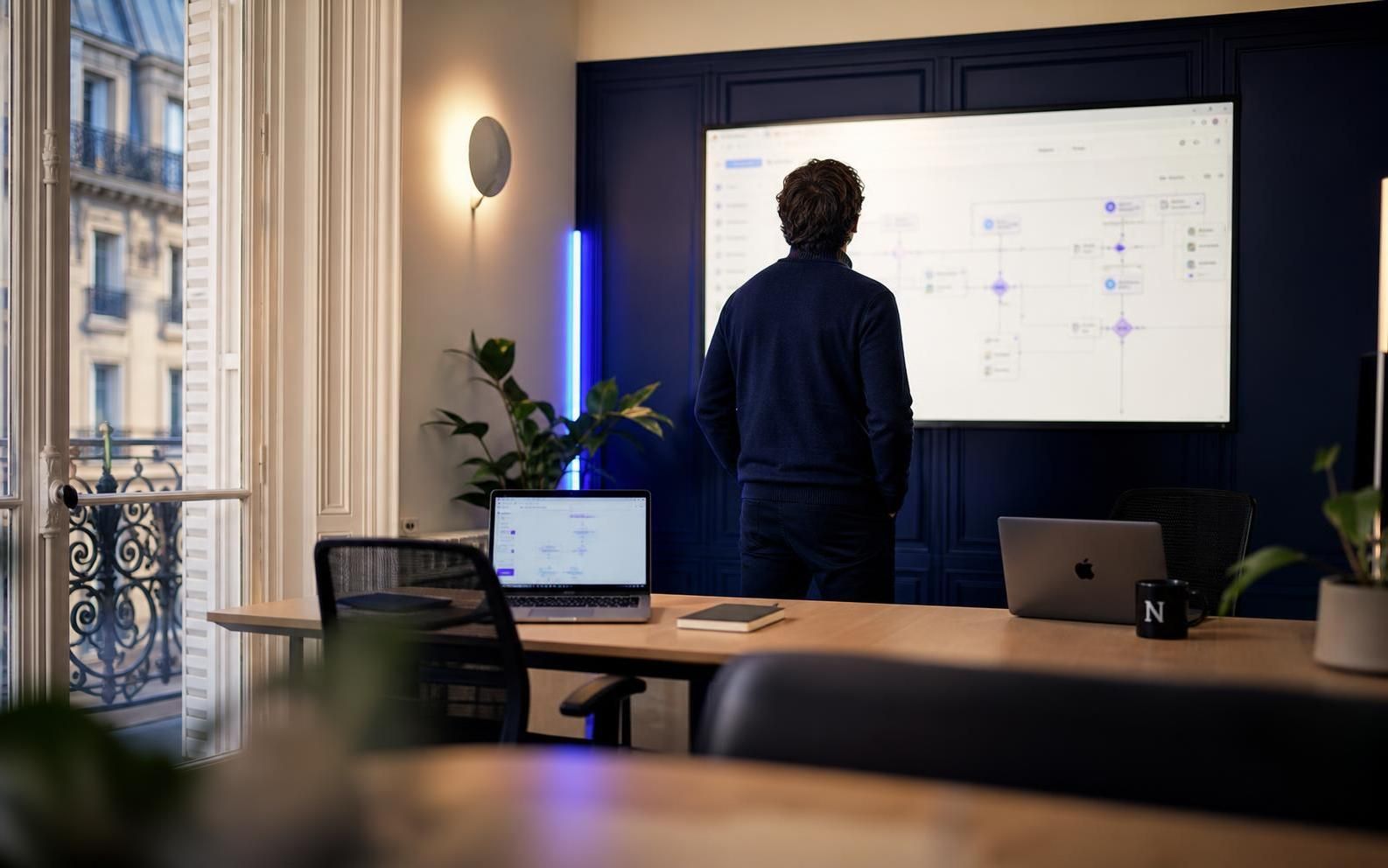 découvrez comment faire évoluer votre agence no-code de freelance à une équipe de 5 collaborateurs grâce à des stratégies efficaces et une organisation optimisée.